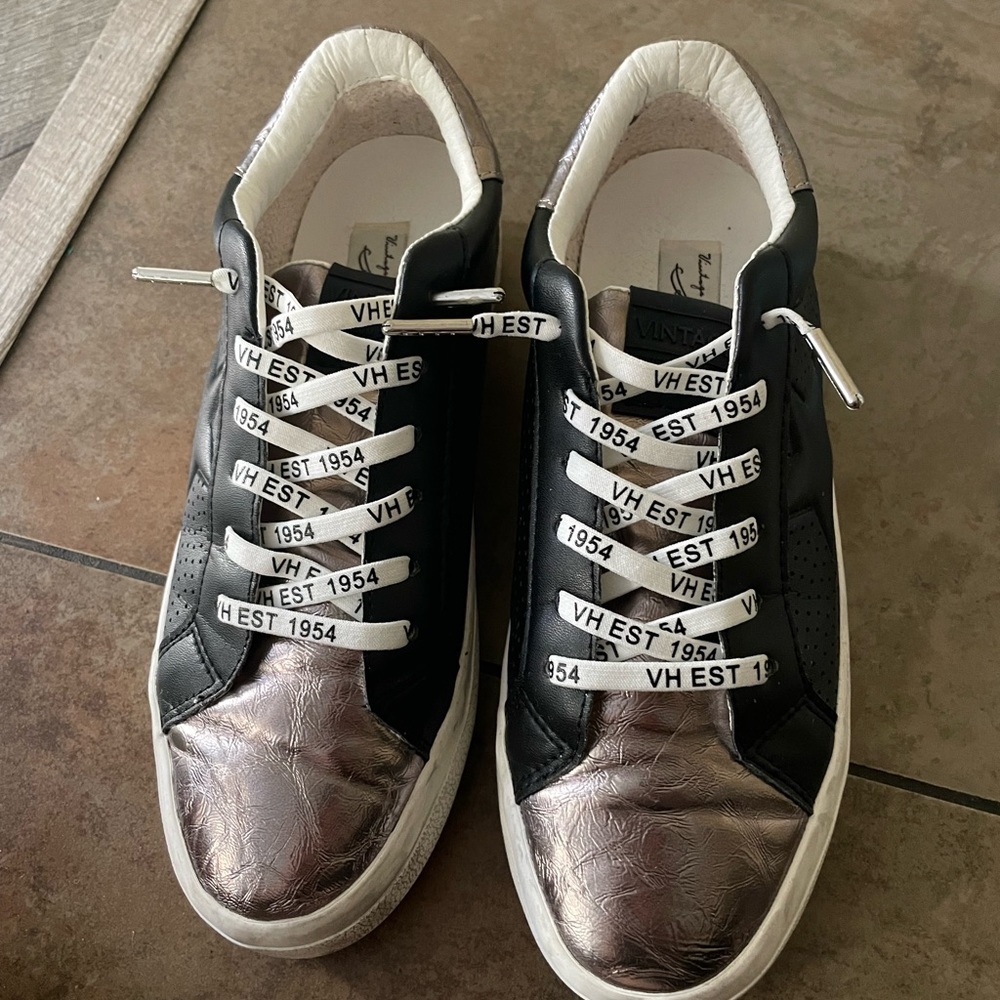 IVY TONAL SNEAKER, BLACK
Vintage Havana size 9